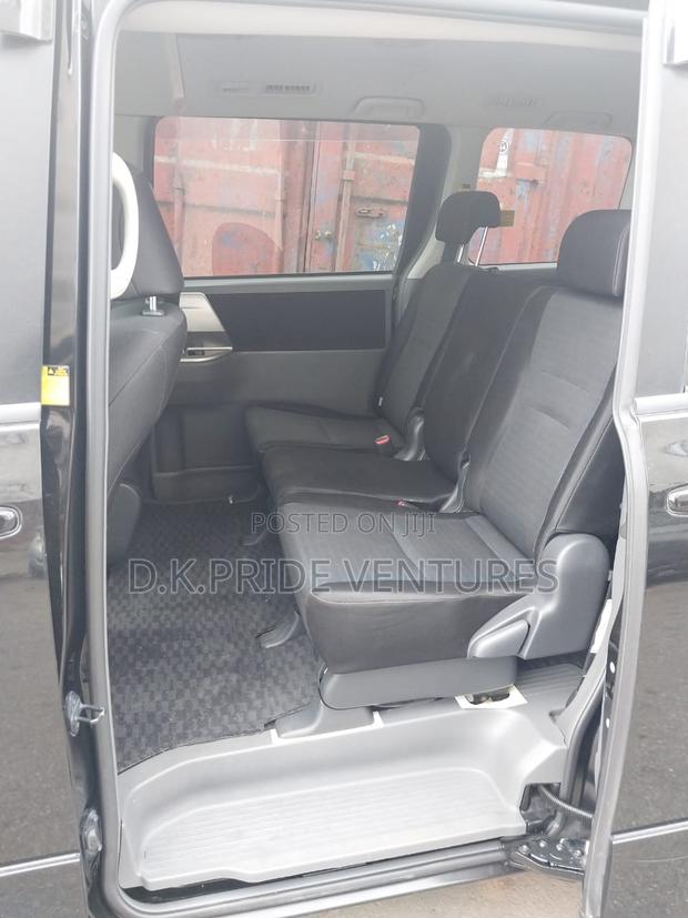 Toyota Voxy 2011 Black · Photo 3