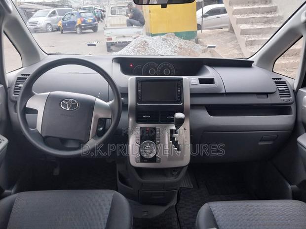 Toyota Voxy 2011 Black · Photo 2