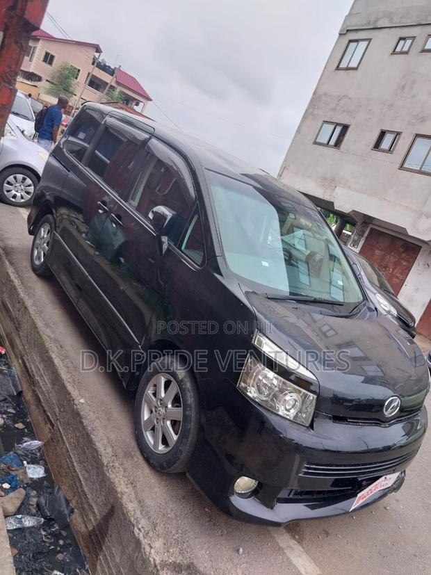 Toyota Voxy 2011 Black · Photo 4
