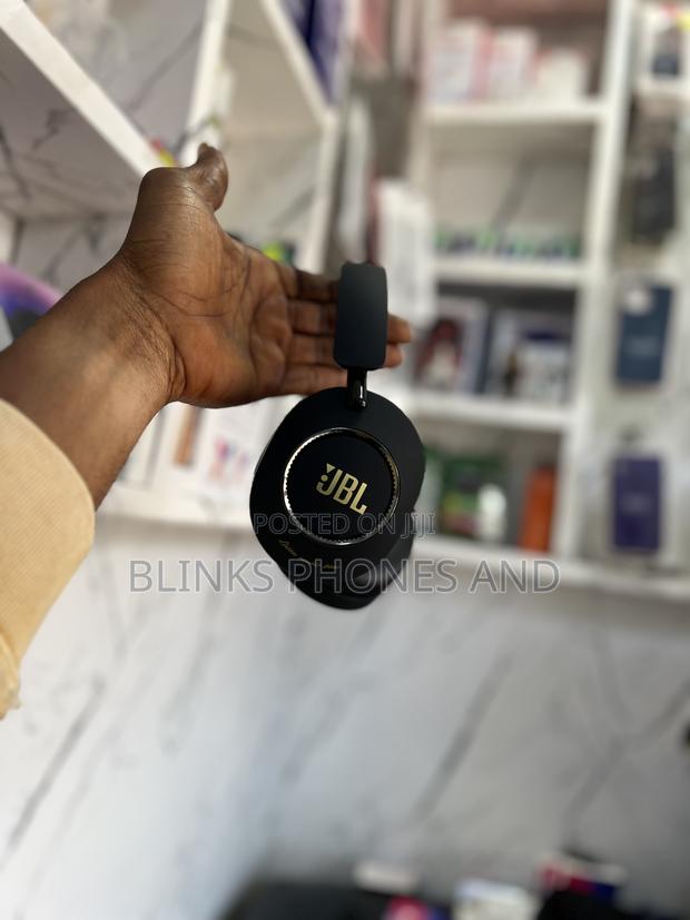 JBL Tune 960 Headphones · Photo 3