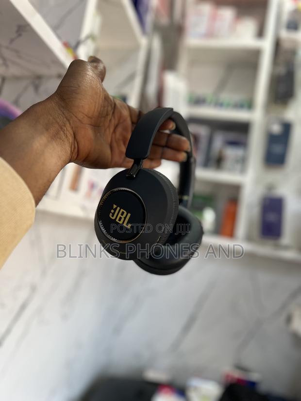 JBL Tune 960 Headphones · Photo 2