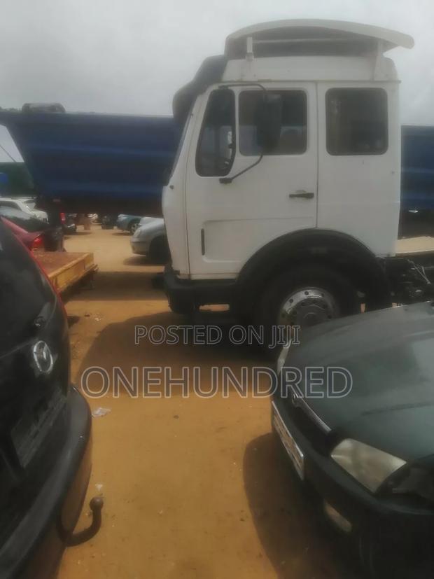 Mercedes-Benz Trucks 2015 White · Photo 2