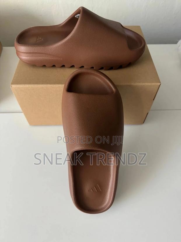 Original Adidas Yeezy Slide Coffee Brown · Photo 2
