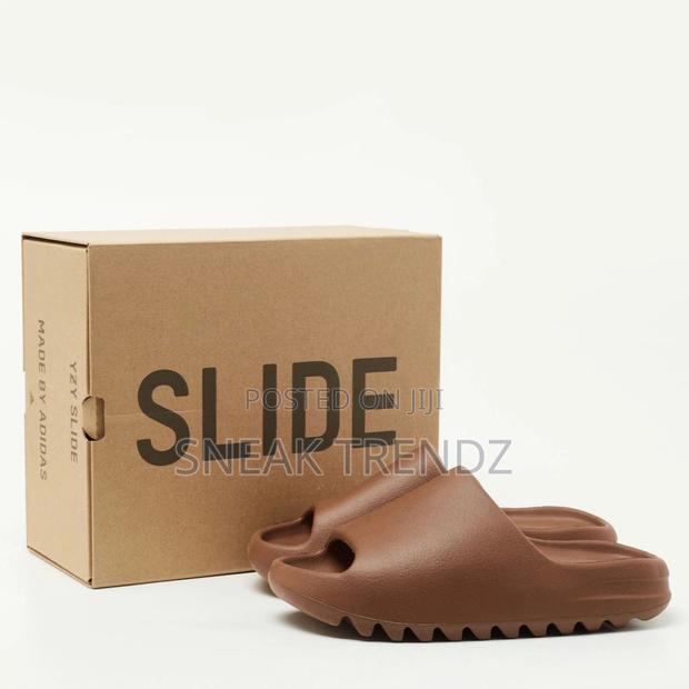 Original Adidas Yeezy Slide Coffee Brown · Photo 1