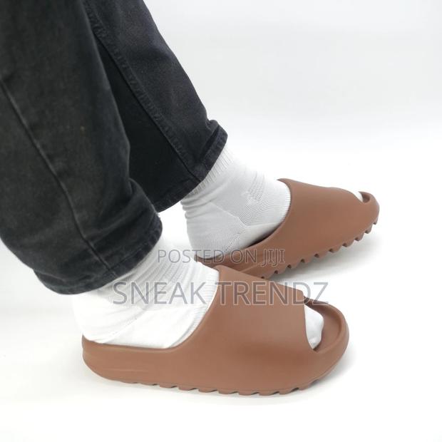 Original Adidas Yeezy Slide Coffee Brown · Photo 5