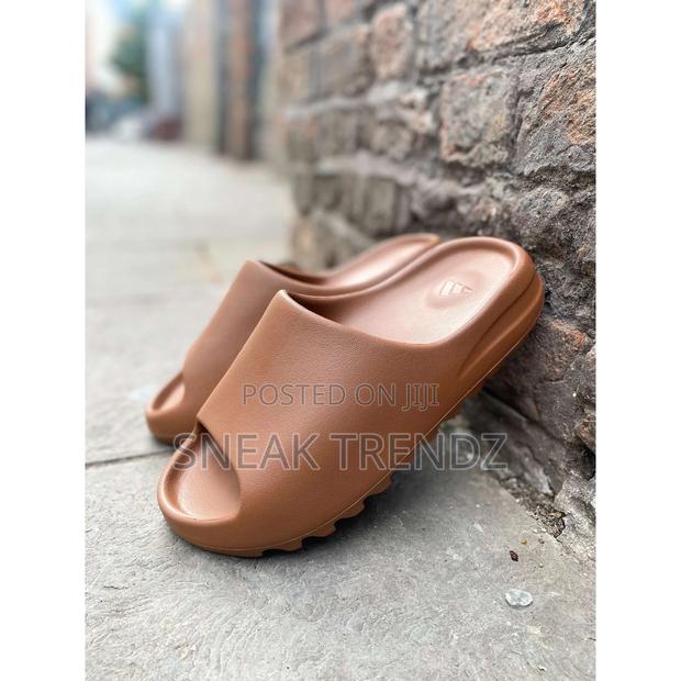 Original Adidas Yeezy Slide Coffee Brown · Photo 3