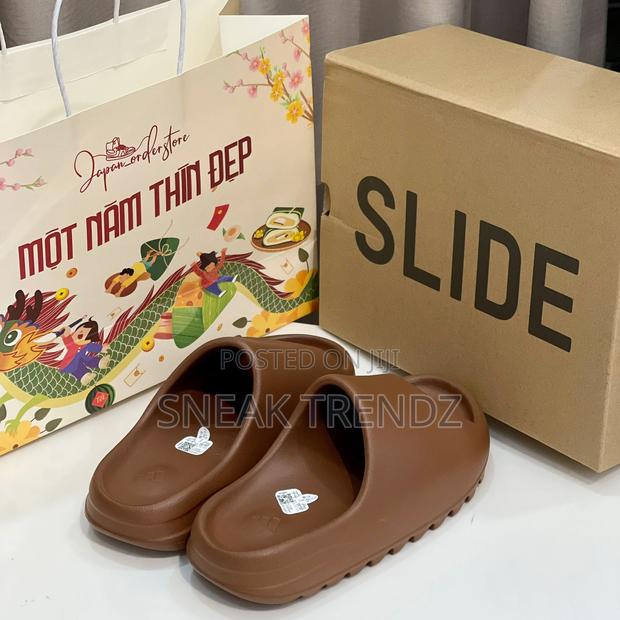Original Adidas Yeezy Slide Coffee Brown · Photo 4