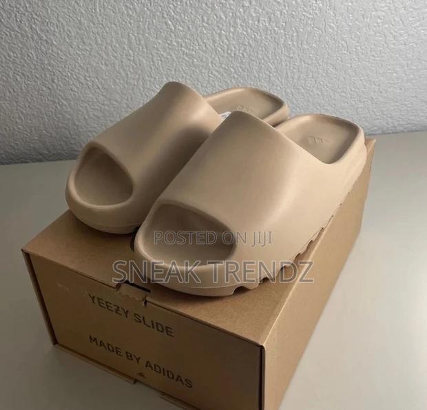 Original Adidas Yeezy Slies Pure Cream · Photo 1