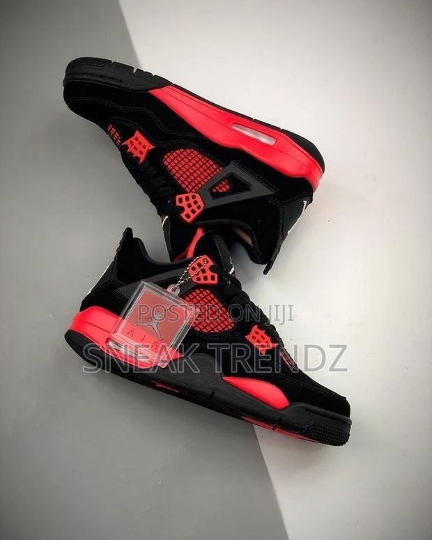 Jordan R4 T Red Black · Photo 1