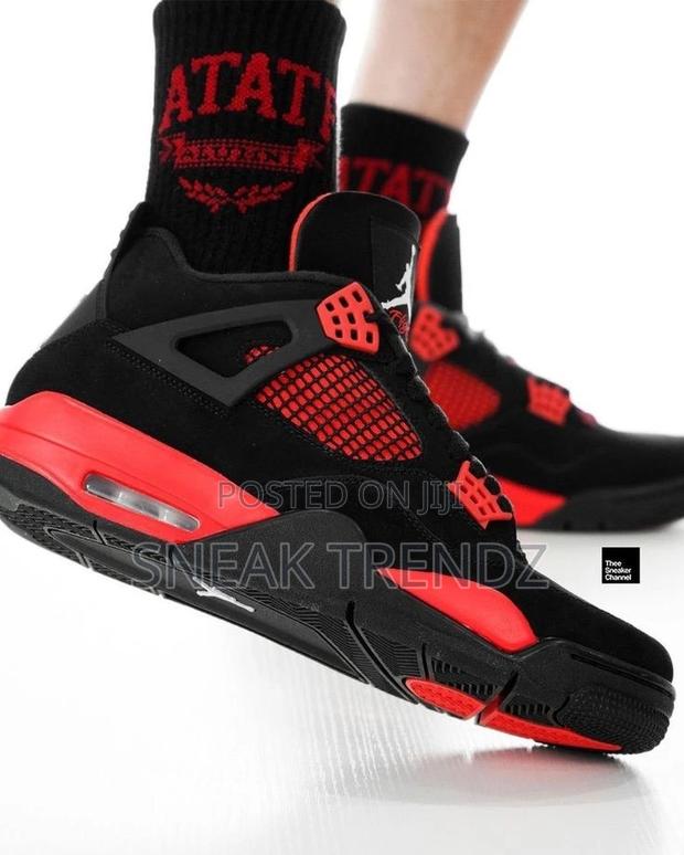 Jordan R4 T Red Black · Photo 2