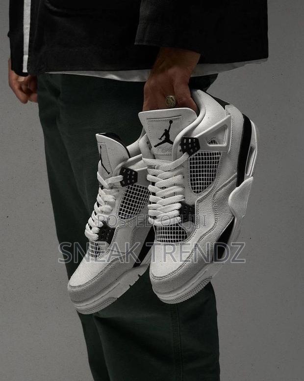 Air Jordan R4 Military Black · Photo 1