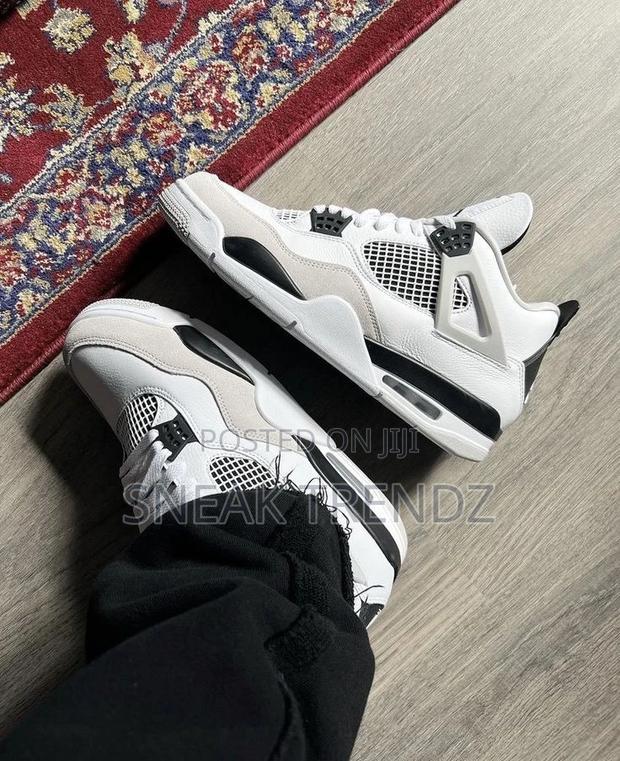 Air Jordan R4 Military Black · Photo 2