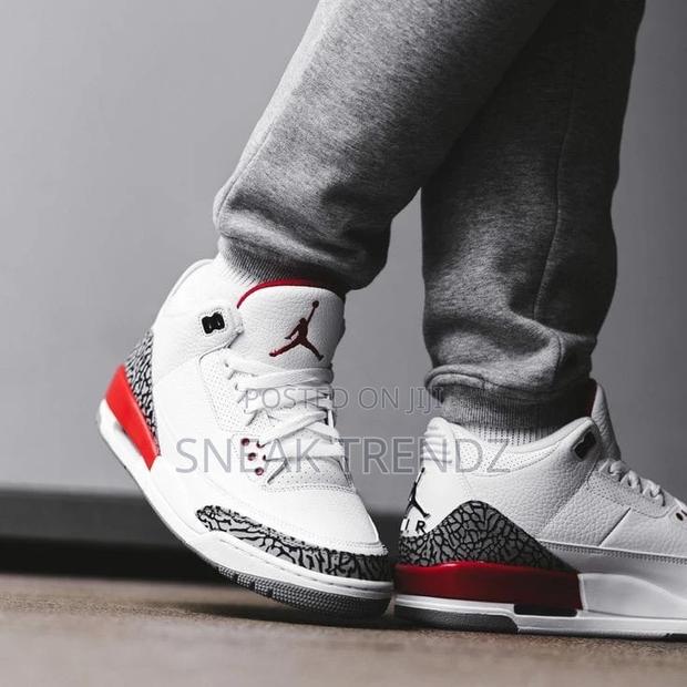 Air Jordan R3 Red White N Black · Photo 2