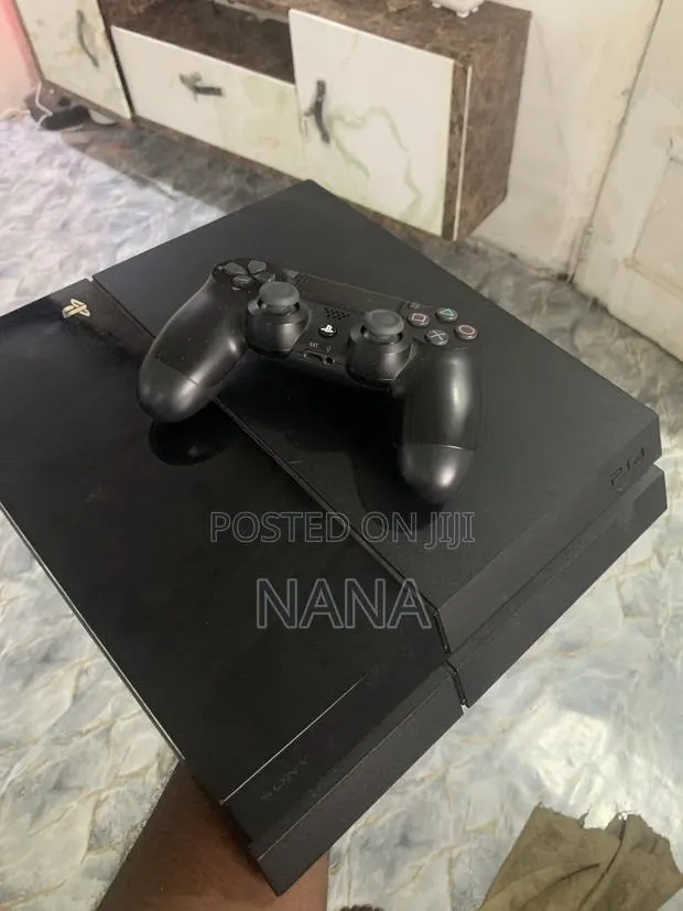 PS4 Standard With Controller (UK Used) · Photo 1