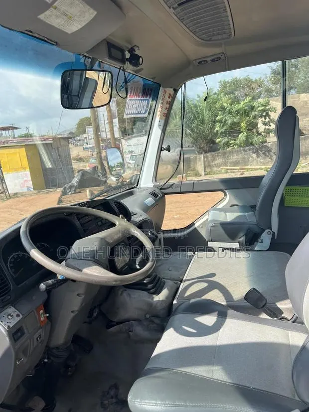 Toyota Coaster 2010 White · Photo 5