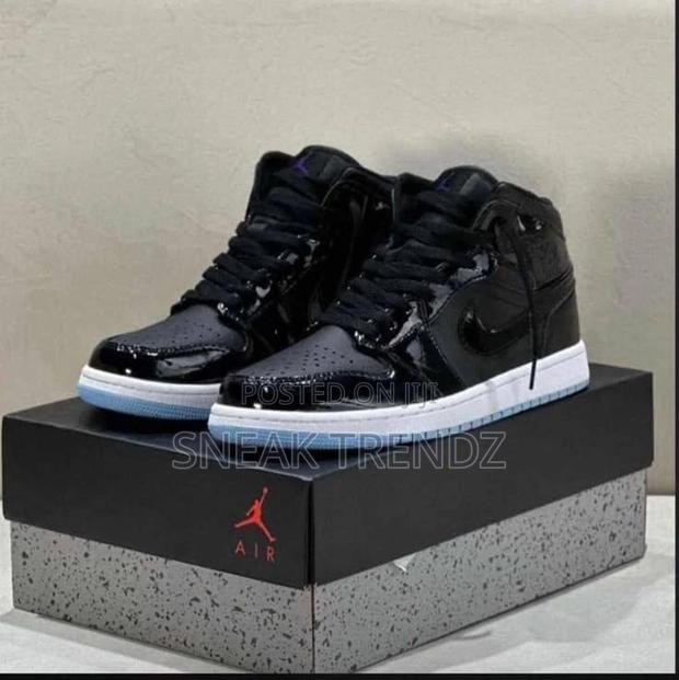 Air Jordan R1 Black Mirror N White · Photo 1