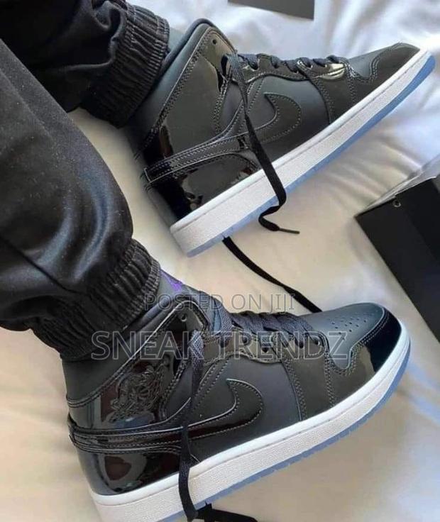 Air Jordan R1 Black Mirror N White · Photo 2