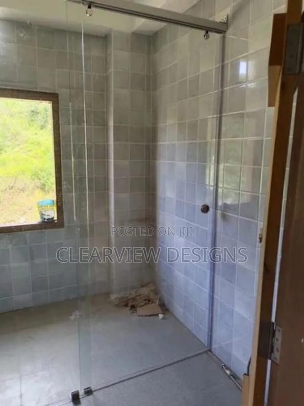 Elegant Sliding Shower Cubicle · Photo 1
