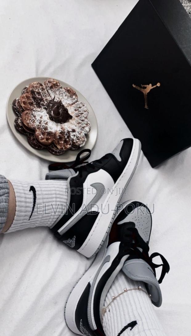Jordan 1 Retro Low "Core Black/Particle Grey" · Photo 2