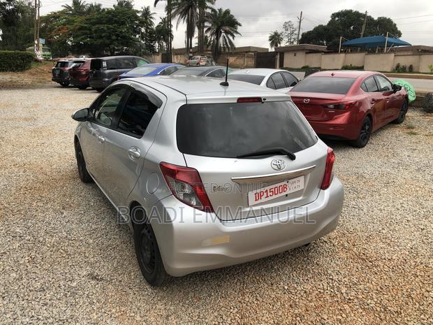 Toyota Vitz 2012 Silver · Photo 5