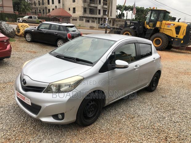 Toyota Vitz 2012 Silver · Photo 4