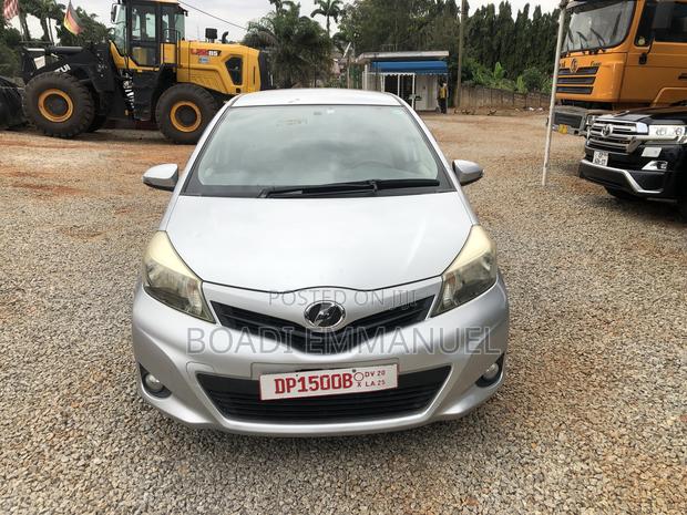 Toyota Vitz 2012 Silver · Photo 2