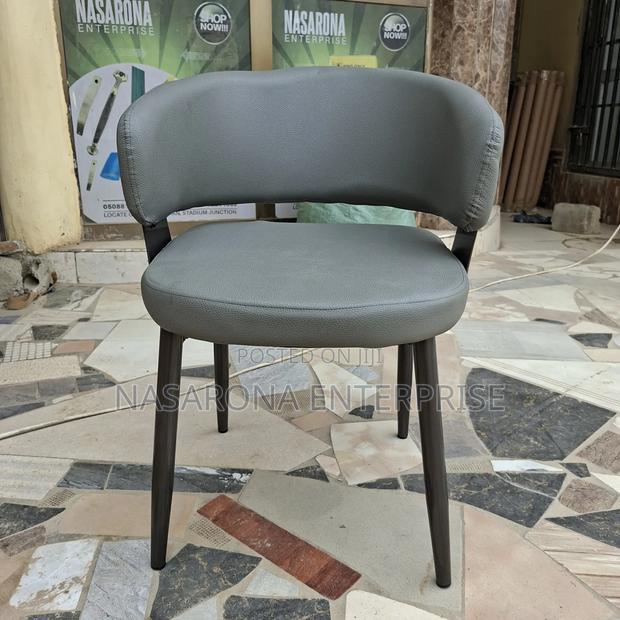 Comfortable Arm Rest Chairs · Photo 3