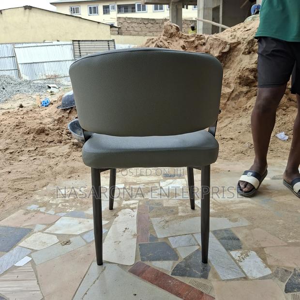 Comfortable Arm Rest Chairs · Photo 4