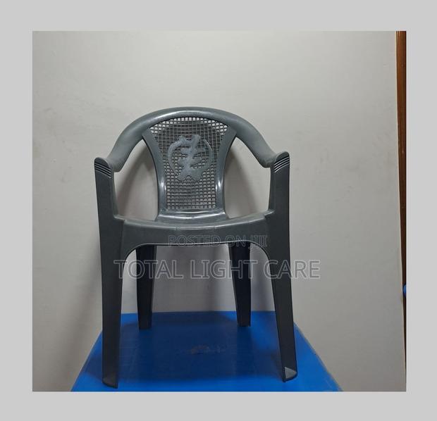 Gye Nyame Plastic Chair · Photo 1
