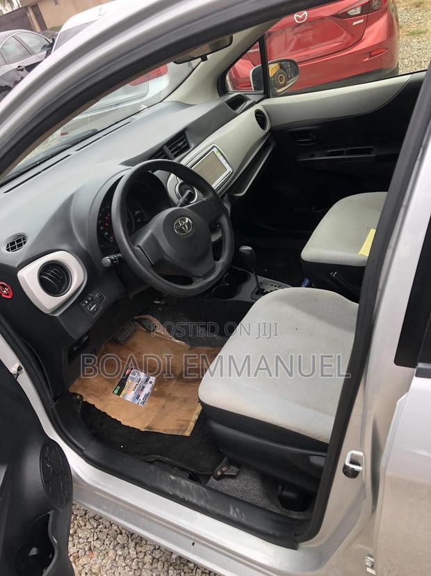 Toyota Vitz 2012 Silver · Photo 3