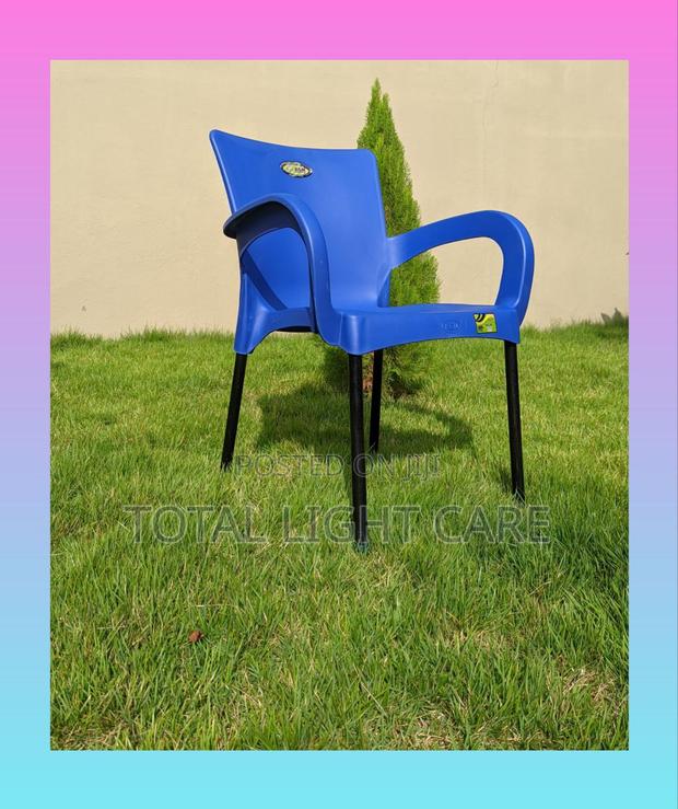 Metal Leg Plastic Chair · Photo 1
