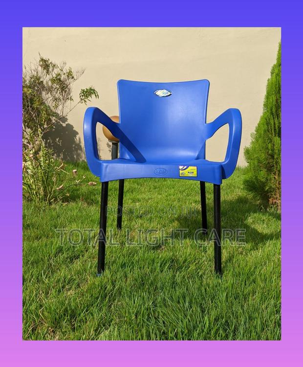 Metal Leg Plastic Chair · Photo 2