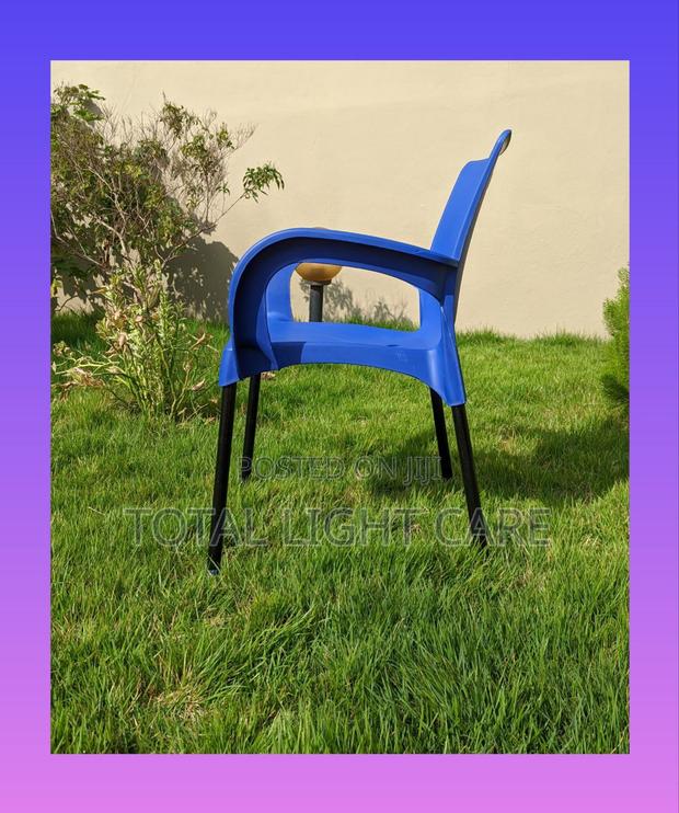 Metal Leg Plastic Chair · Photo 4