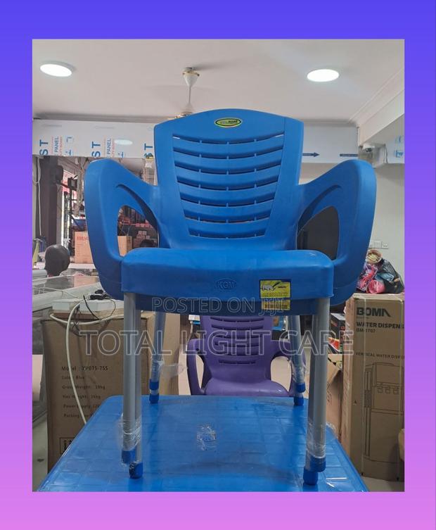 Mornach Plastic Chair · Photo 1