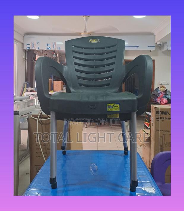 Mornach Plastic Chair · Photo 2