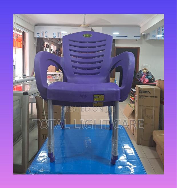 Mornach Plastic Chair · Photo 3