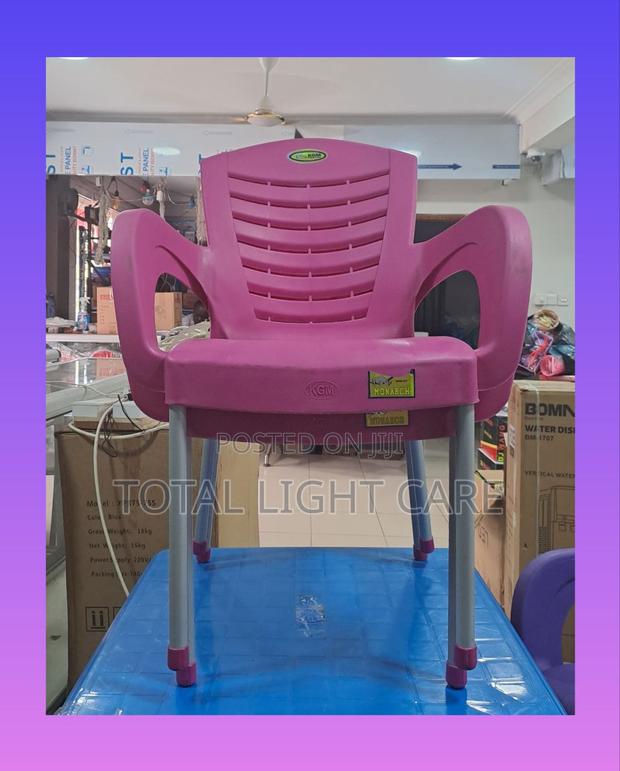 Mornach Plastic Chair · Photo 4