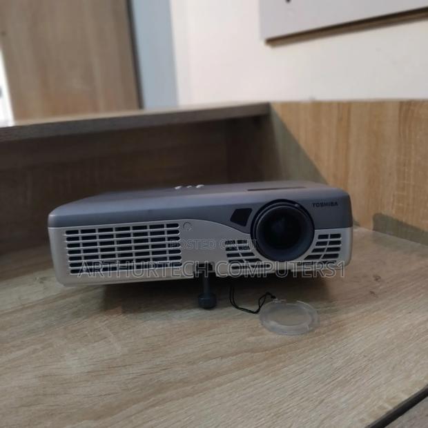 Toshiba TLP-T50 Projector · Photo 2