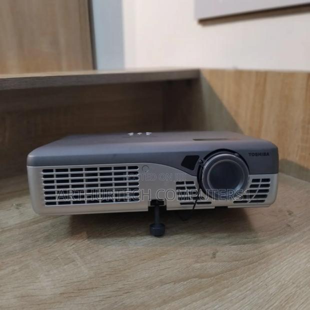 Toshiba TLP-T50 Projector · Photo 3