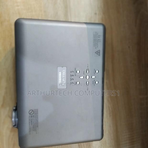 Toshiba TLP-T50 Projector · Photo 4