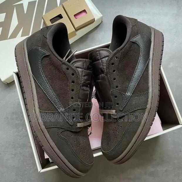 Air Jordan 1 X Travis Scott Low Velvet Brown · Photo 1