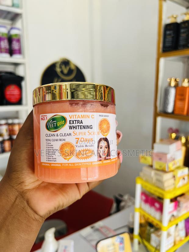 Veet Gold Vit C Body Scrub · Photo 1