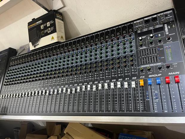 Yamaha Smx3200 32-Channel Professional Audio Mixer. · Photo 2