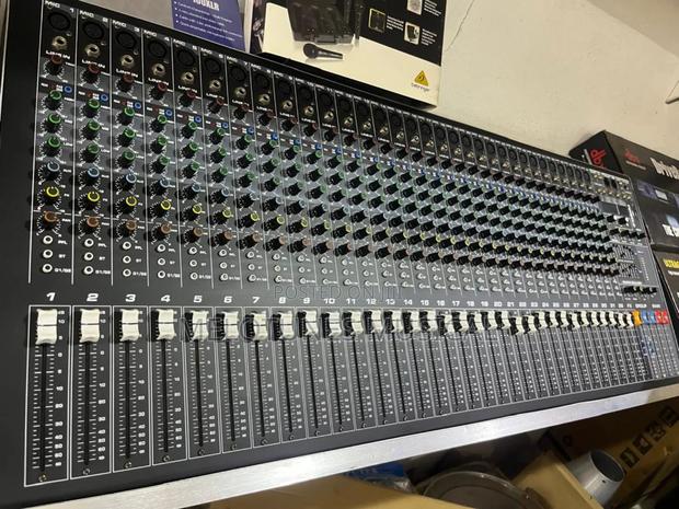 Yamaha Smx3200 32-Channel Professional Audio Mixer. · Photo 1