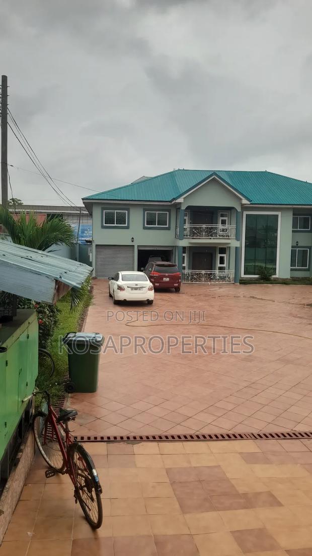 8bdrm House in Weija Medium for sale · Photo 5
