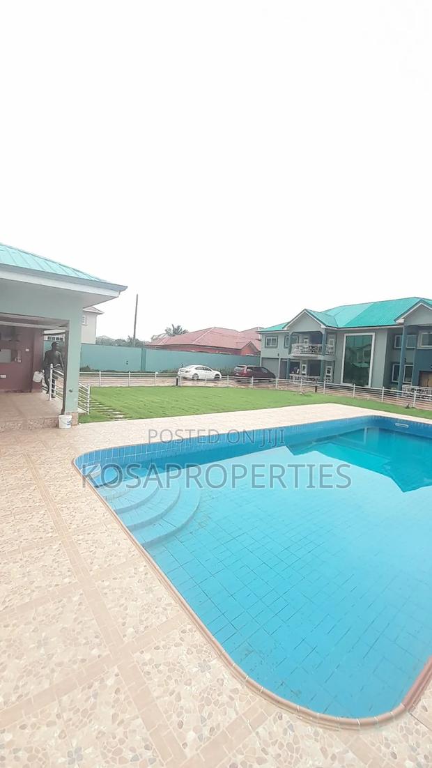 8bdrm House in Weija Medium for sale · Photo 1