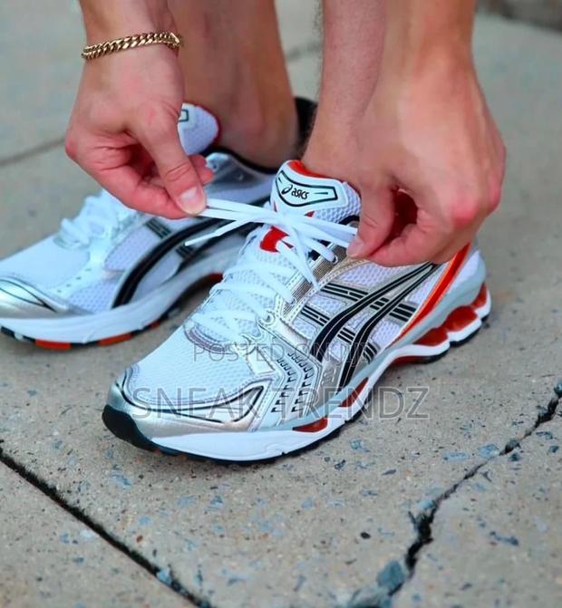 Asics Gel Sliver Black and Red · Photo 2