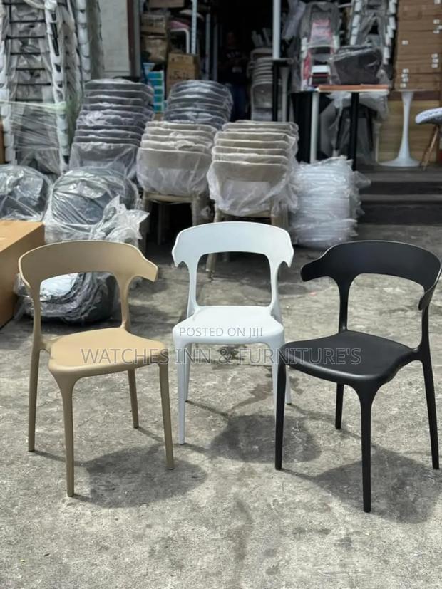 HGH Quality Plastic Chair · Photo 1