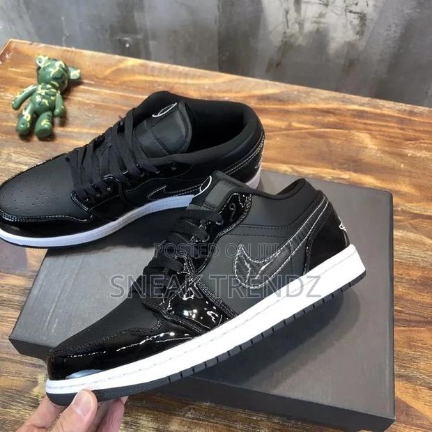 Jordan R1 Black and White · Photo 1