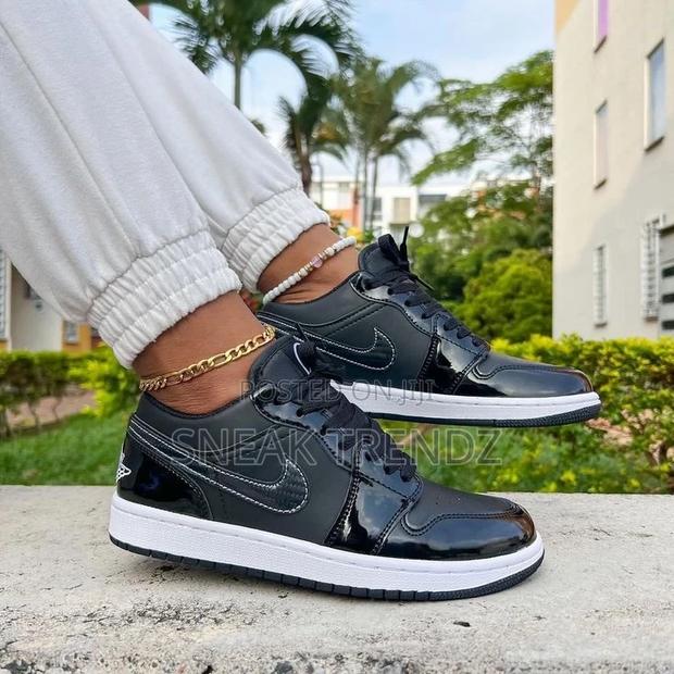 Jordan R1 Black and White · Photo 2